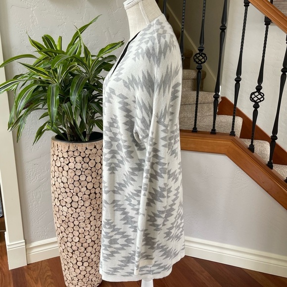 Dynamite Gray and White Boho southwestern Print Cardigan/Wrap Size: M/L - Picture 4 of 7